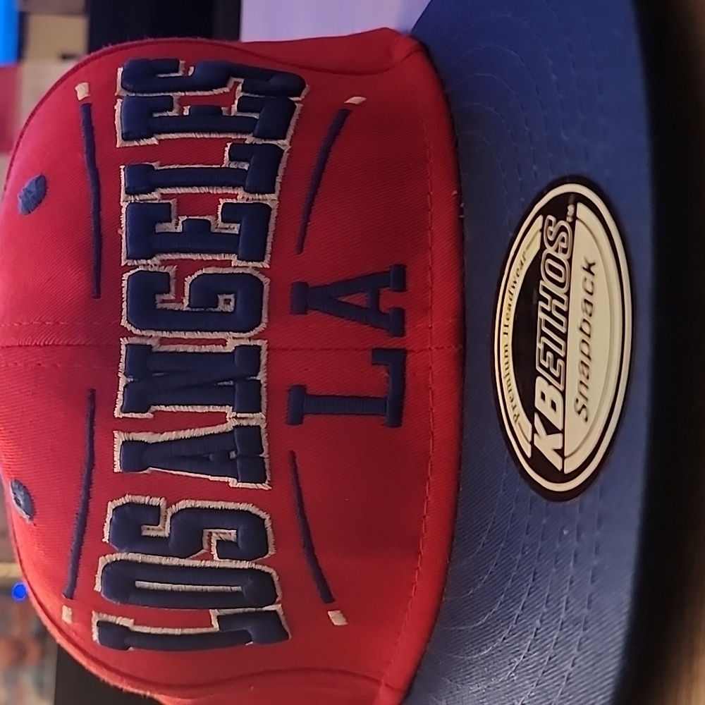 L A HAT